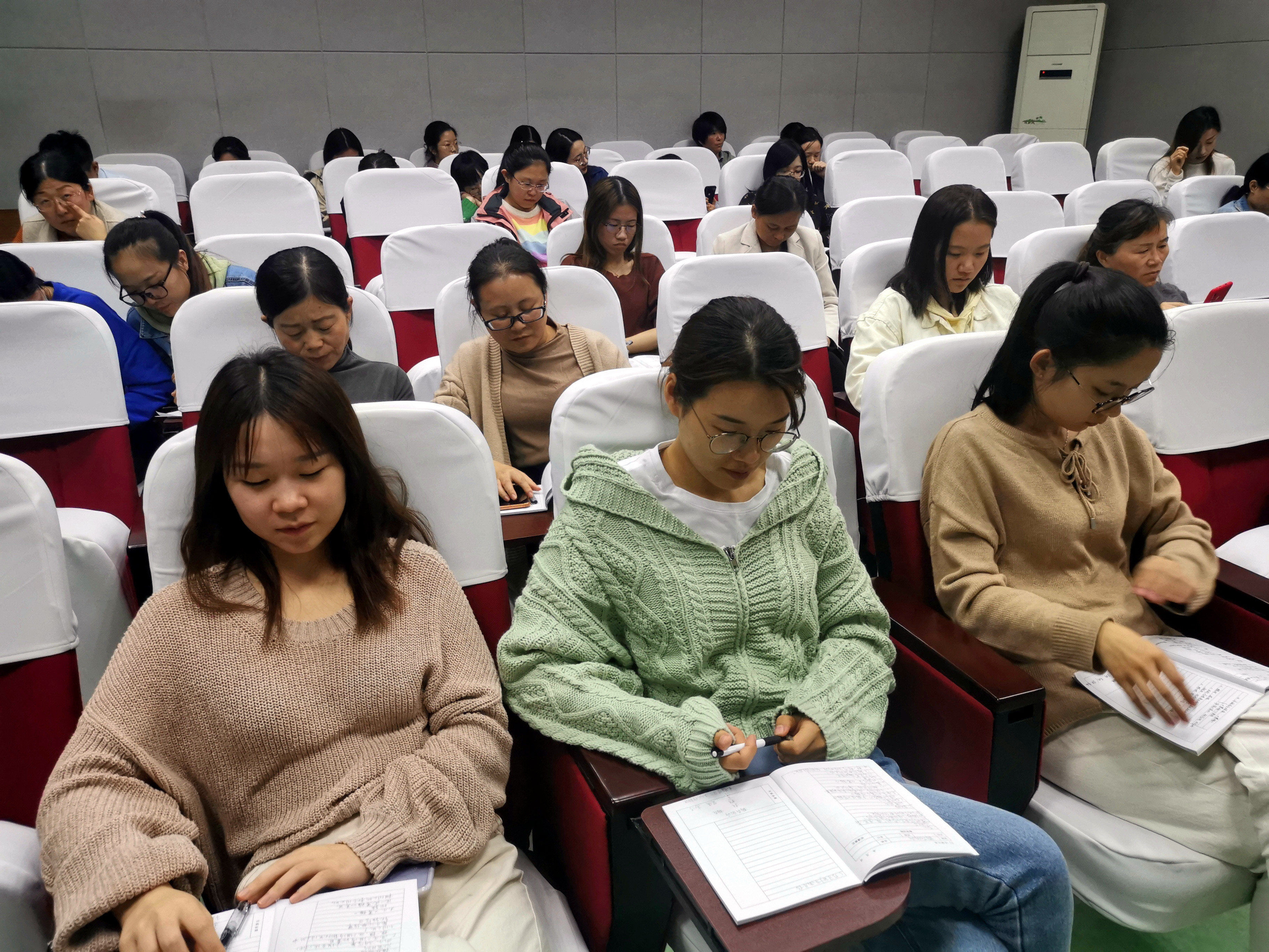 立足课堂教学 校长示范引领